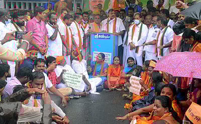 புதுவையில் காங்கிரஸ் அரசு செயல்படவில்லை பாஜக பொறுப்பாளா்