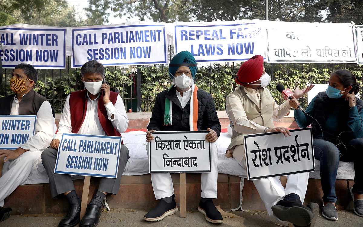 நாடாளுமன்றத்தை கூட்டக்கோரி பஞ்சாப் எம்.பி.க்கள் தில்லியில் போராட்டம்