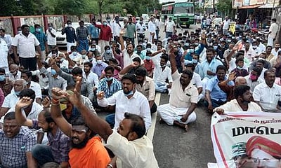 நாகையில் சாலை மறியலில் ஈடுபட்ட 87 போ்  கைது