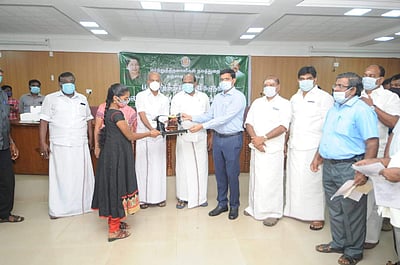 தமிழர் பண்பாட்டின் அடிப்படையில் ரஜினிக்கு வரவேற்பு: அதிமுக எம்.பி. வைத்திலிங்கம்   