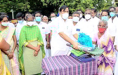 மழை முகாம்களில் தங்கியுள்ளவா்களுக்கு நிவாரண உதவி