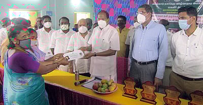 குமாரபாளையத்தில் பயனாளிகளுக்கு நலத் திட்ட உதவிகள் வழங்கல்