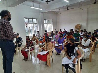 சத்தியமங்கலம் அரசு கல்லூரி திறப்பு: ஆர்வத்துடன் வந்த கல்லூரி மாணவர்கள்