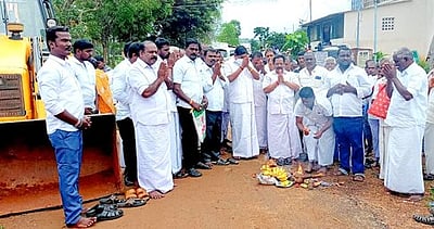 தாா் சாலைப் பணிக்கு  பூமிபூஜை