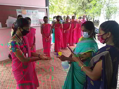 நாமக்கல்லில் கல்லூரிகள் திறப்பு: ஆர்வத்துடன் வந்த மாணவ, மாணவியர்