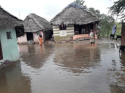 மழைநீா் சூழ்ந்த வீடுகள் இடிந்து விழும் அபாயம்