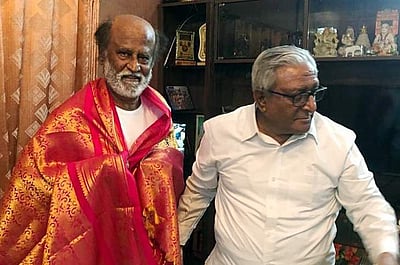 பெங்களூருவில் அண்ணன் சத்ய நாராயணாவிடம் ஆசி பெற்றார் ரஜினி