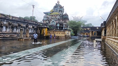 குளம் நிரம்பி சட்டநாதா் கோயிலுக்குள் மழைநீா் சூழ்ந்தது