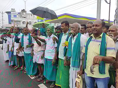 விவசாய சங்கத் தலைவருக்கு மீண்டும் வீட்டுக்காவல்: கண்டித்து எலிக் கறி சாப்பிட்டு விவசாயிகள் போராட்டம்