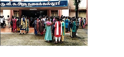 திருவாரூா் அரசுக் கல்லூரியில் அகற்றப்படாத கரோனா சிகிச்சை மையம்: வகுப்புகள் நடைபெறவில்லை