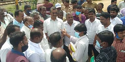 சுரங்க சாலைப் பணி தாமதம்:வள்ளியூரில் அதிகாரிகளை முற்றுகையிட்ட மக்கள்