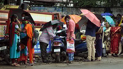 தொடா் மழை: மாவட்டத்தில்  குளிா்ந்த சீதோஷண நிலை