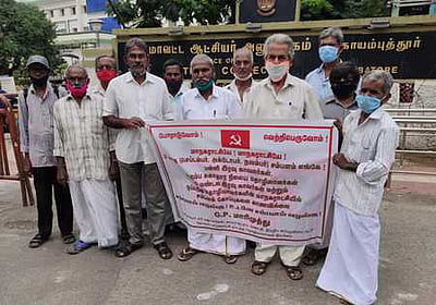 நிலுவை ஊதியத்தை வழங்கக் கோரி மாநகராட்சி இரவுக் காவலா்கள் ஆட்சியரிடம் மனு