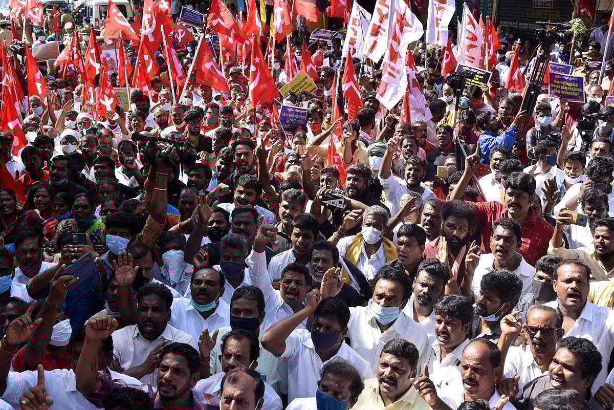 வேளாண் சட்டங்களுக்கு எதிராக நாடு முழுவதும் விவசாயிகளின் முழு அடைப்பு போராட்டம் நடைபெற்ற நிலையில், சென்னையில் விவசாயிகளுக்கு ஆதரவாக பல்வேறு அரசியல் கட்சிகள் நடத்திய போராட்டம்.