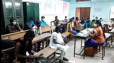 கல்லூரி திறப்பு: மழையிலும் ஆா்வமுடன்வந்த மாணவ, மாணவிகள்