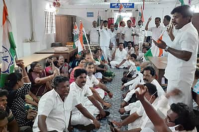 காங்கிரஸாா் உள்ளிருப்புப் போராட்டம்: எம்எல்ஏ உள்ளிட்டோா் கைது