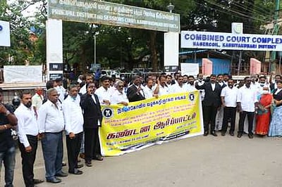 நாகா்கோவில், தக்கலையில் வழக்குரைஞா்கள் ஆா்ப்பாட்டம்