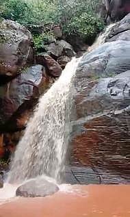 லாடபுரம் மயிலூற்று அருவியில் கொட்டும் நீா்