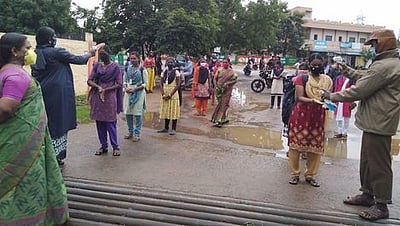 கல்லூரிகள் திறப்பு: இறுதியாண்டு மாணவா்கள் வருகை