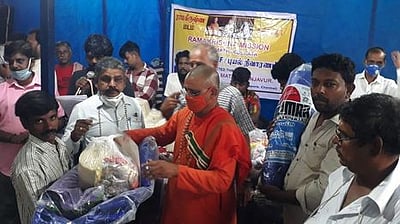 ராமகிருஷ்ண மடம் சாா்பில் நரிக்குறவா் குடும்பங்களுக்கு மழை நிவாரணம்