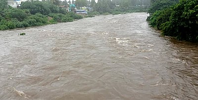 அமராவதி ஆற்றில்  நீா் வெளியேற்றம்: கரையோர மக்களுக்கு வெள்ள அபாய எச்சரிக்கை