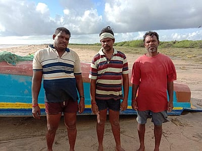 நடுக்கடலில் தத்தளித்த மீனவர்கள் மீட்பு