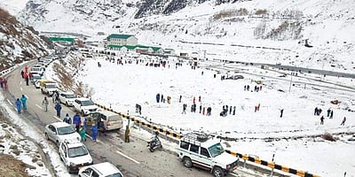 கடும் பனிப்பொழிவு: மணாலி - லே நெடுஞ்சாலை மூடல்