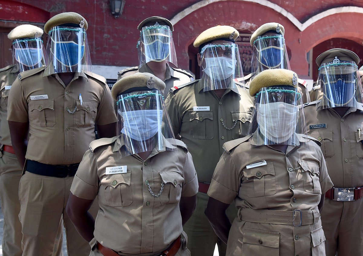 'முகப் பாதுகாப்புக் கவசம் மட்டும் போதுமானதில்லை'