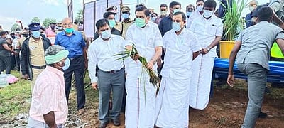 நாகை மாவட்டத்தில் வெள்ள பாதிப்புகளை முதல்வர் பழனிசாமி நேரில் ஆய்வு