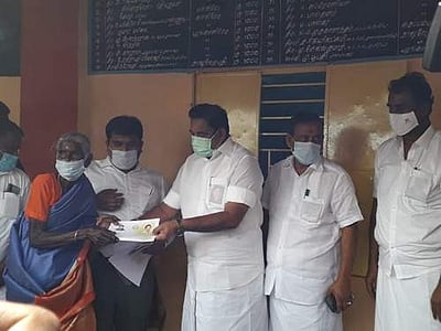 வேதாரண்யம் பகுதிக்கு முதல்வர் வருகை: கொட்டும் மழையிலும் குடை பிடித்து மக்கள் வரவேற்பு