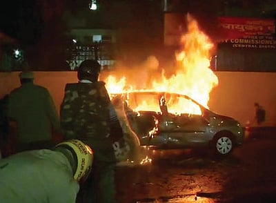 கம்பத்தில் மோதியதில் கார் தீப்பிடித்தது