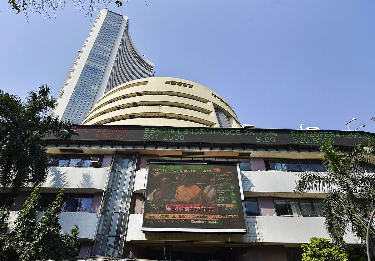 பட்ஜெட் எதிரொலி: சென்செக்ஸ் 700 புள்ளிகள் சரிந்து வர்த்தகம்