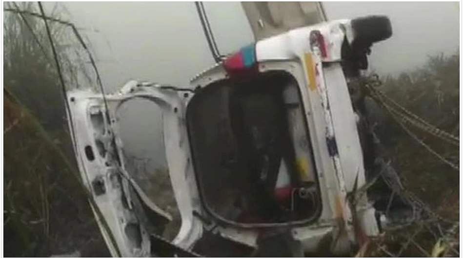 கால்வாயில் விழுந்து கார் விபத்து: 2 பேர் பலி, 3 பேர் காயம்