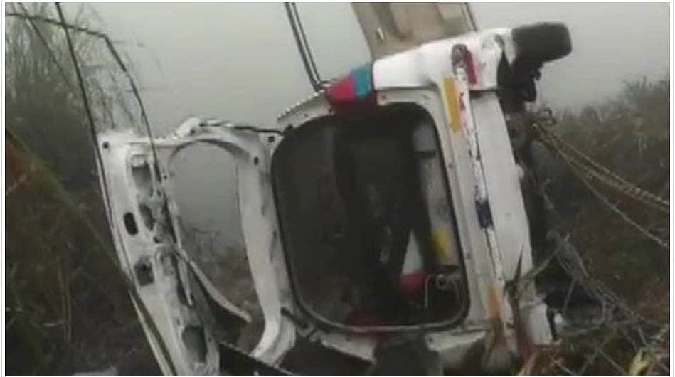 கால்வாயில் விழுந்து கார் விபத்து: 2 பேர் பலி, 3 பேர் காயம்