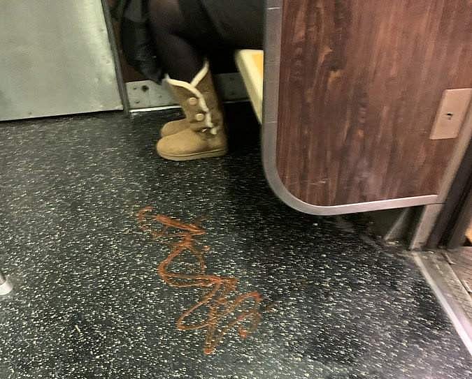 பயணிகள் அமரும் இடத்தில் தக்காளி சாஸை ஊற்றிய நபர்!