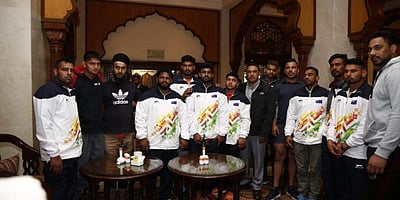 பாகிஸ்தான் விரைந்த இந்திய அணி: அனுமதி பெறாமல் சென்றதால் சர்ச்சை!