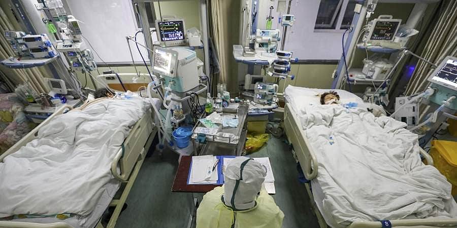 கரோனா வைரஸ் பாதித்தவர்களுக்கு மருந்து, உணவு கொடுக்கும் ரோபோக்கள்