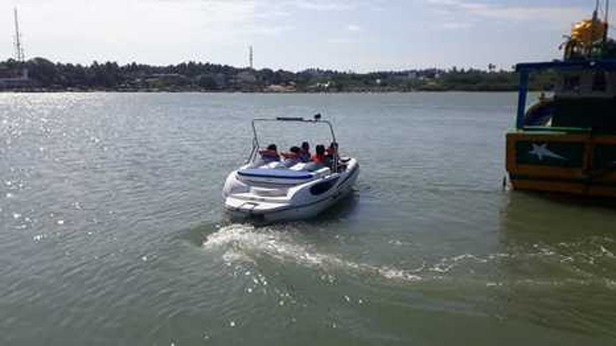 பங்களாதேஷில் படகு கவிழ்ந்து விபத்து: 15 பேர் பலி