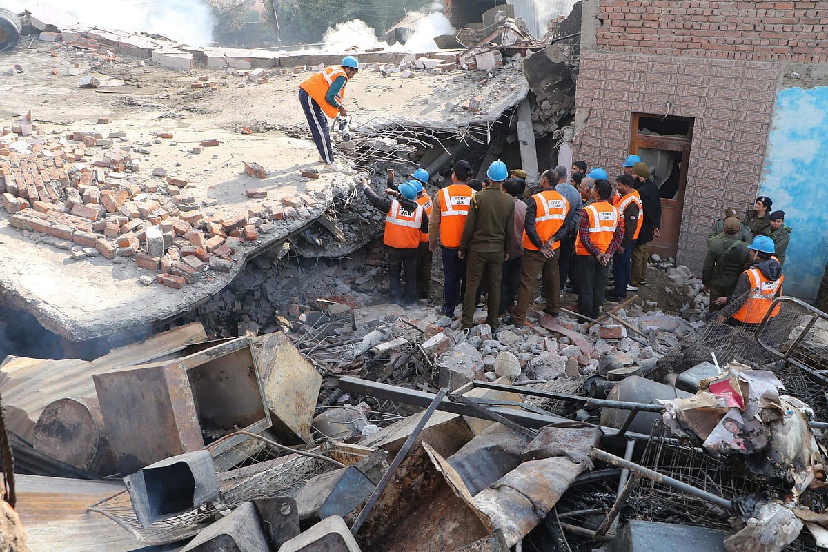 ஜம்முவில் அடுக்குமாடிக் கட்டடம் தரைமட்டம்: தீயணைப்பு வீரர்கள் மூன்று பேர் பலி