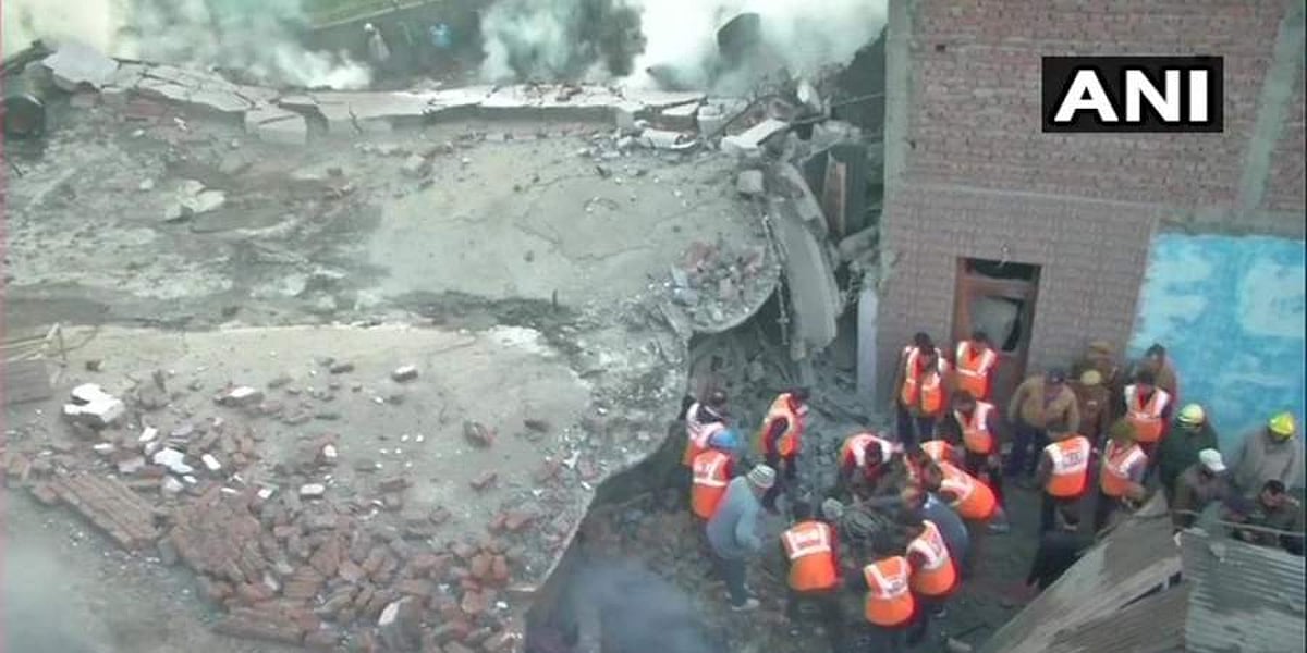 ஜம்முவில் அடுக்குமாடிக் கட்டடம் தரைமட்டமானது; இடிபாடுகளில் சிக்கிய தீயணைப்பு வீரர்கள்