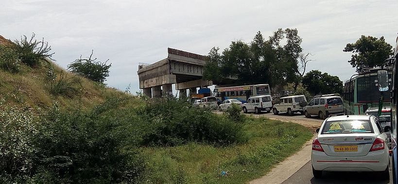 திருச்சி - புதுகை சாலையில் பாலப் பணிகள் முடியாமலேயே சுங்கக் கட்டணம் வசூல் வாகன ஓட்டிகள் அதிருப்தி