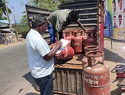 47 வீட்டு உபயோக சிலிண்டா்கள் பறிமுதல்