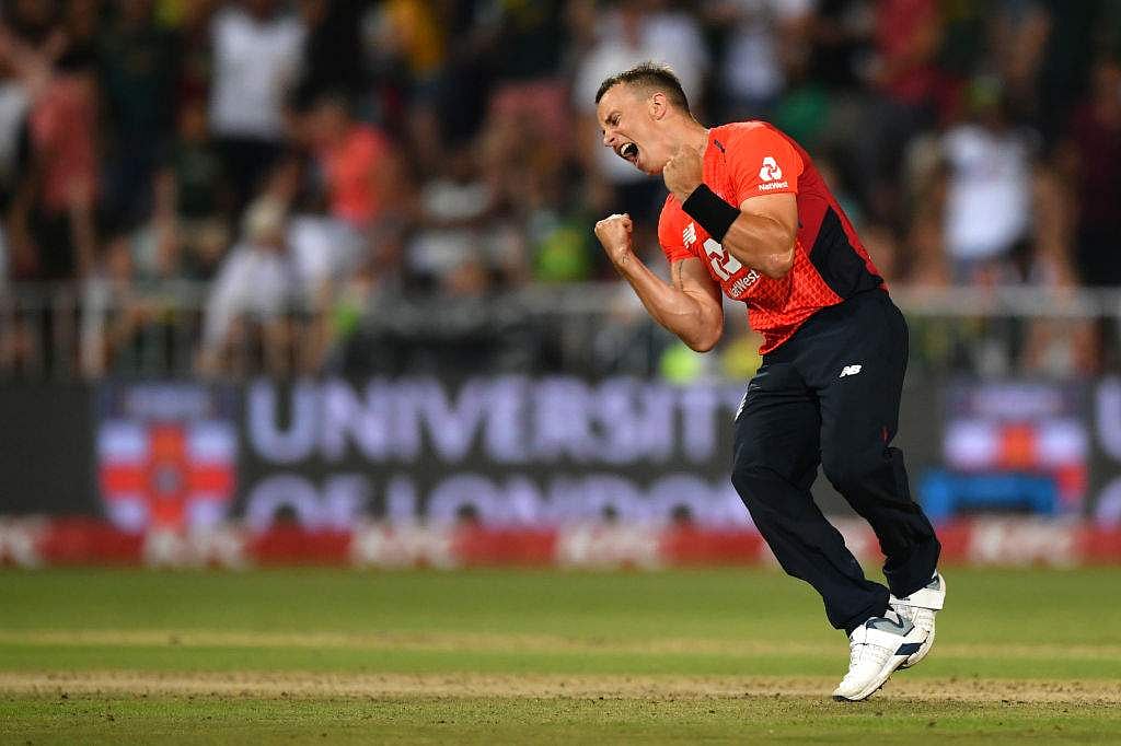 டி20: கடைசிப் பந்தில் பரபரப்பாக வெற்றி பெற்ற இங்கிலாந்து (விடியோ இணைப்பு)