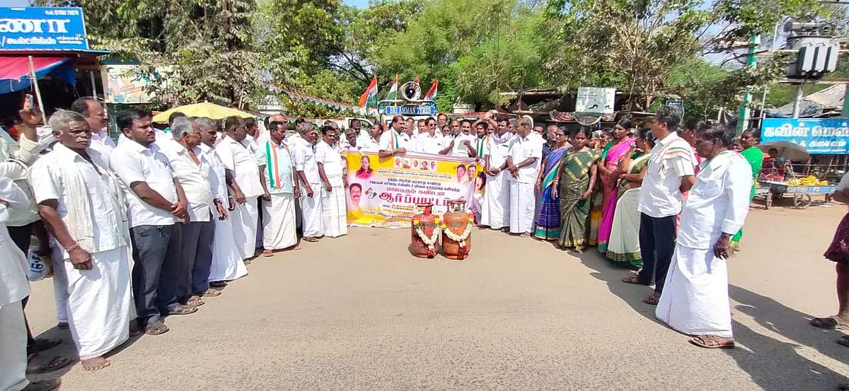 விலை உயர்வு: மணப்பாறையில் எரிவாயு உருளைக்கு மாலை அணிவித்து காங்கிரஸ் ஆர்ப்பாட்டம்