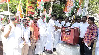 கோவில்பட்டியில் தமிழக முதல்வருக்கு தபால் அனுப்பிய த.மா.கா.வினர்