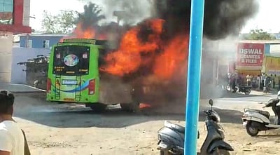 சேலத்தில் திடீரென தீப்பிடித்து எரிந்த பேருந்து