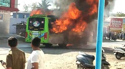 சேலத்தில் திடீரென தீப்பிடித்து எரிந்த பேருந்தால் பரபரப்பு