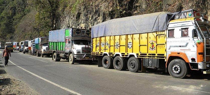 சட்டவிரோத பொருட்களை ஏற்றிச் சென்ற 12 லாரிகள் பறிமுதல்