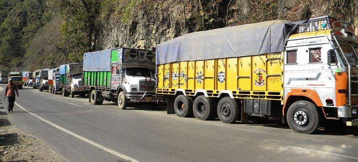 சட்டவிரோத பொருட்களை ஏற்றிச் சென்ற 12 லாரிகள் பறிமுதல்