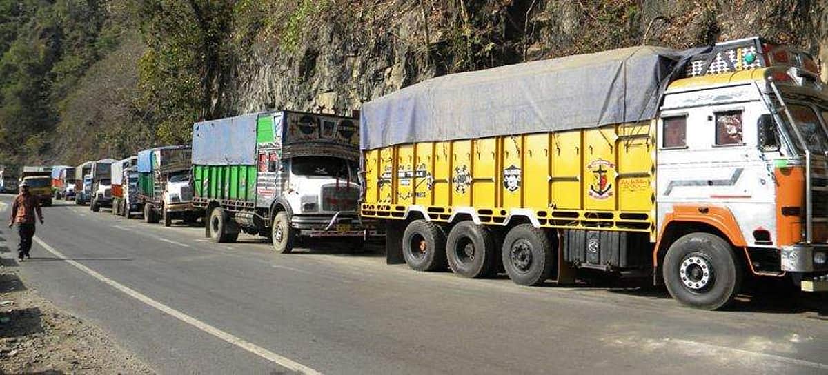 சட்டவிரோத பொருட்களை ஏற்றிச் சென்ற 12 லாரிகள் பறிமுதல்